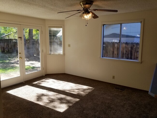 Foto del edificio - Walking Distance to neighborhood schools a...