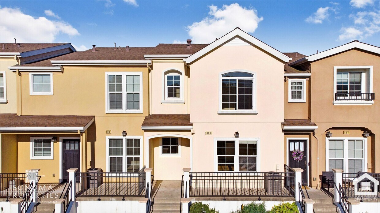 Foto principal - 3BR/2.5BA Townhome Close to the Sonoma Plaza!