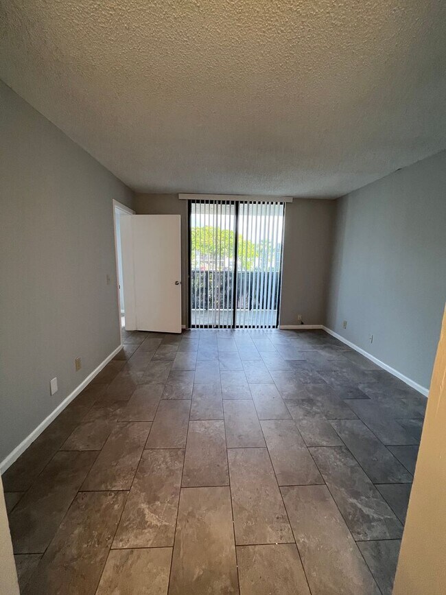 Foto del edificio - ONE BEDROOM ONE BATHROOM! WATERFRONT COMMU...