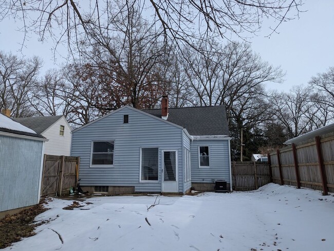 Building Photo - Charming 3-Bedroom Cape Cod in North Hill ...