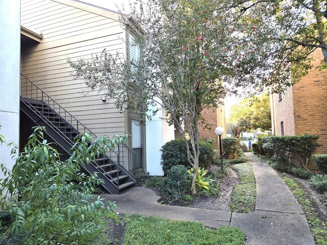 Building Photo - 10053 Westpark Dr