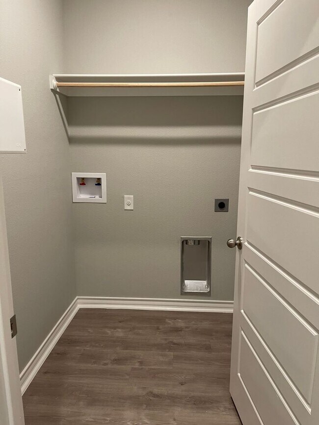 Building Photo - 4 bed 2 bath 2 car garage Frenship ISD!