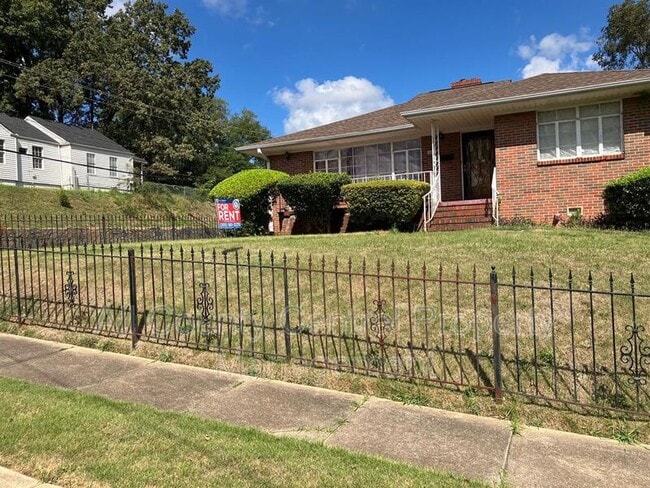 Building Photo - 1534 4th Terrace W