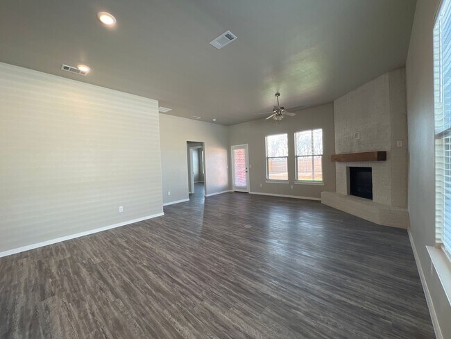 Building Photo - Gorgeous 3 Bedroom Available