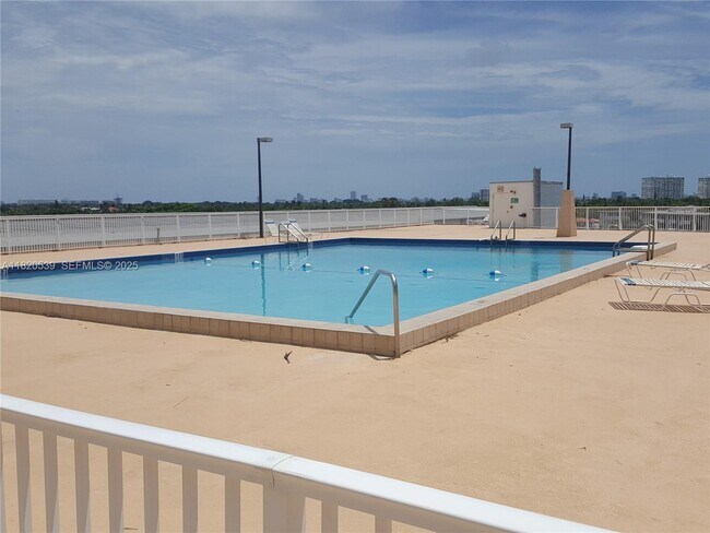 Foto del edificio - 13499 Biscayne Blvd