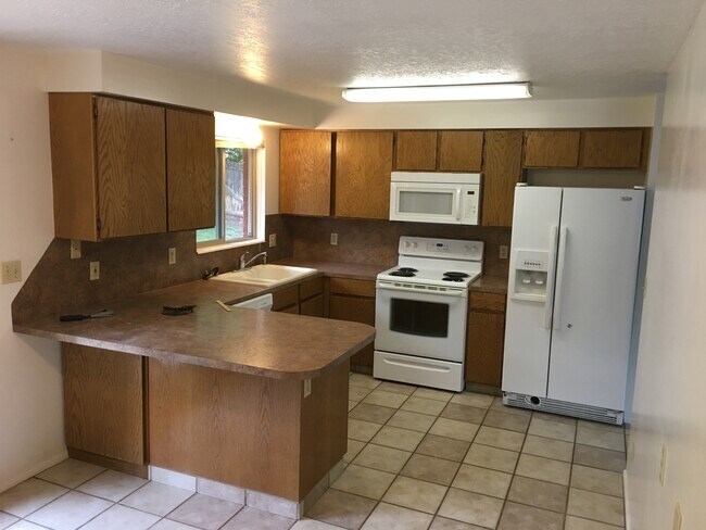 Building Photo - 474 Holiday Dr