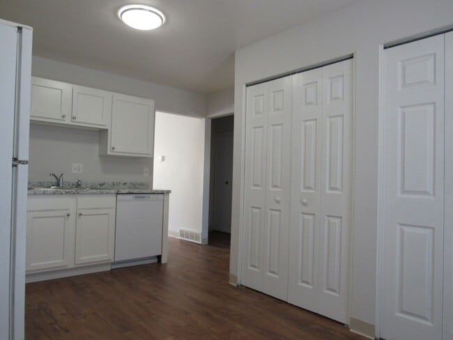 Foto del edificio - Remodeled Huge 4 Bedroom Townhome