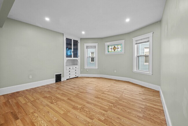 Building Photo - 25 Howes St