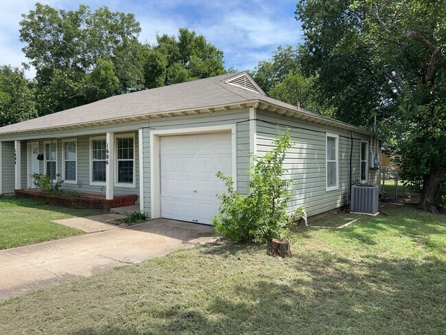 Foto del edificio - 2-Bedroom Duplex-1606 Duncan Ave