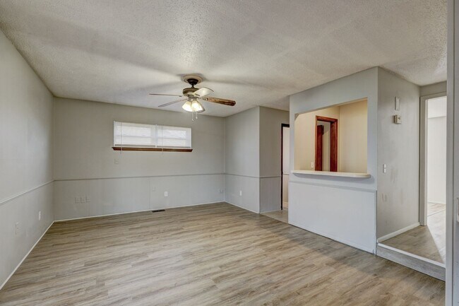 Foto del edificio - 4 bed, 1.5  house in Yukon