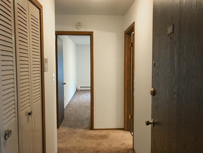 Building Photo - Fredrick Manor - DOGS ALLOWED