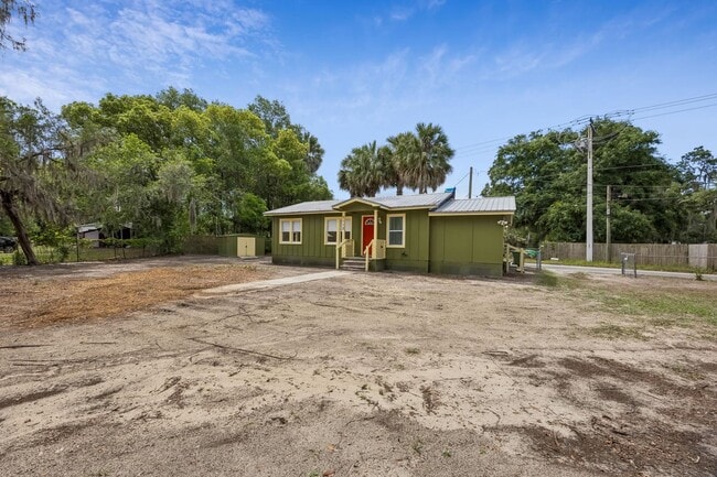 Building Photo - 2113 Silver Lake Dr