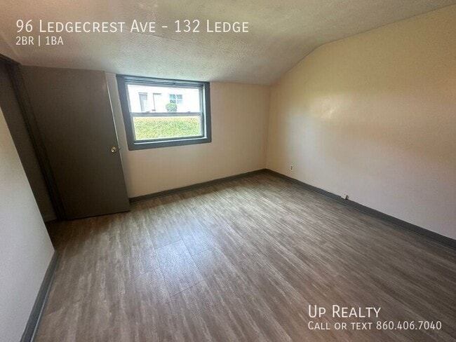 Foto del edificio - 96 Ledgecrest Ave