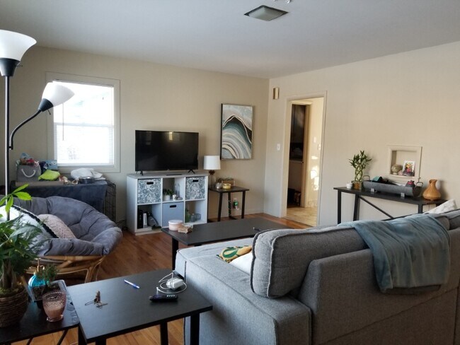 Foto del edificio - 1325 Crestmore Pl