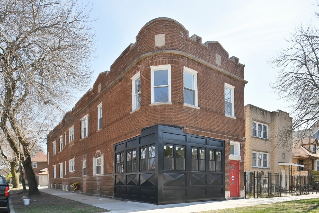 Primary Photo - 3549 W Berteau Ave