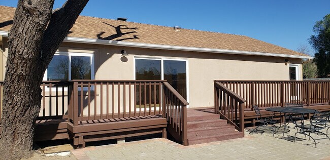 DECK - 4961 Barnard St