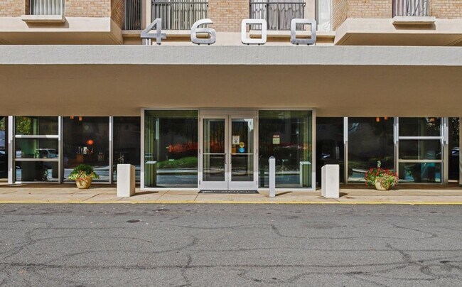 Building Photo - 4600 S Four Mile Run Dr
