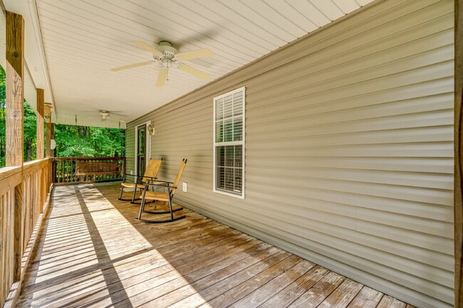 Foto del edificio - "Charming 2-Bedroom Furnished Retreat with Spacious Layout and 2.5 Baths in York, SC!"