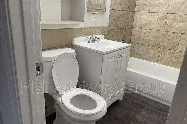 Building Photo - 512 SE Pinecrest Dr