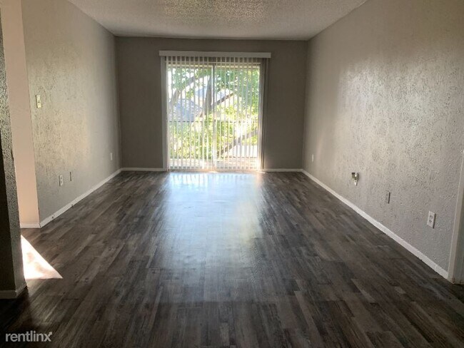 Building Photo - 1 br, 1 bath Apartment - 2002 Rock Island Rd.