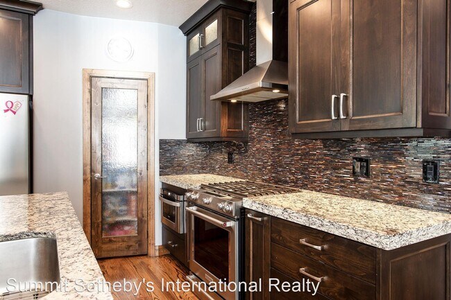 Foto del edificio - 6 br, 3.5 bath House - 2818 E. Falcon Way