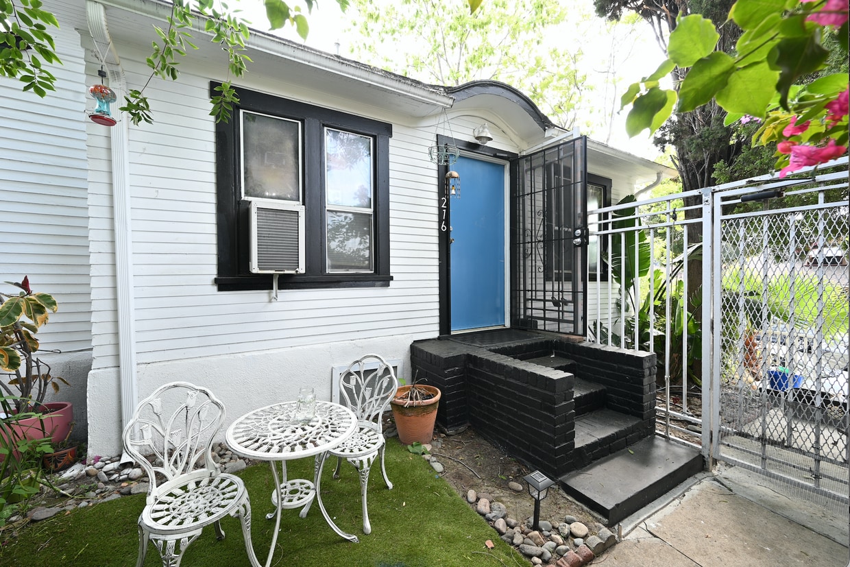 Primary Photo - 216 S Vendome St