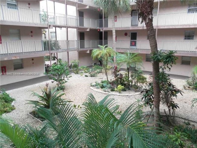 Building Photo - 2850 Somerset Dr