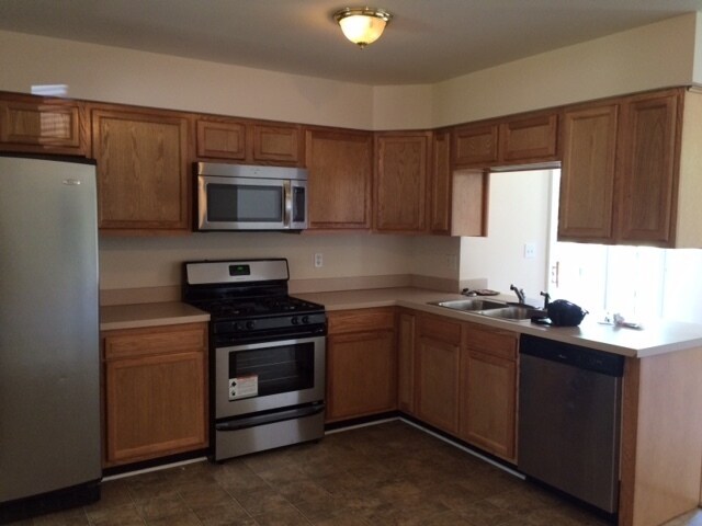 Building Photo - BEAUTIFUL 3 BEDROOM RANCH W/ATTACHED 2 CAR...