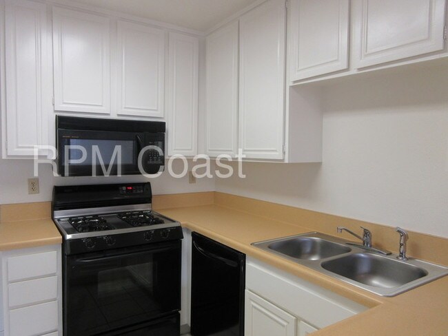 Building Photo - 1096 Cabrillo Park Dr