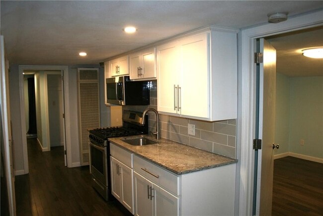 Foto del edificio - 840 Sanderson Rd