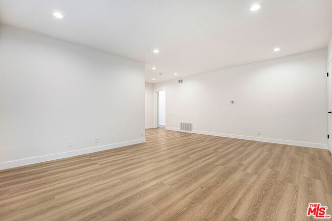 Foto del edificio - 525 N Sweetzer Ave