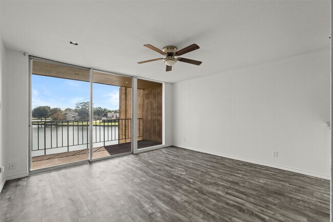 Foto del edificio - 12600 Melville Dr