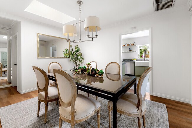 Comedor con claraboya - 2173 San Pasqual St