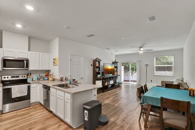 Building Photo - Like new 2 bedroom/ 2.5 bathroom townhome ...