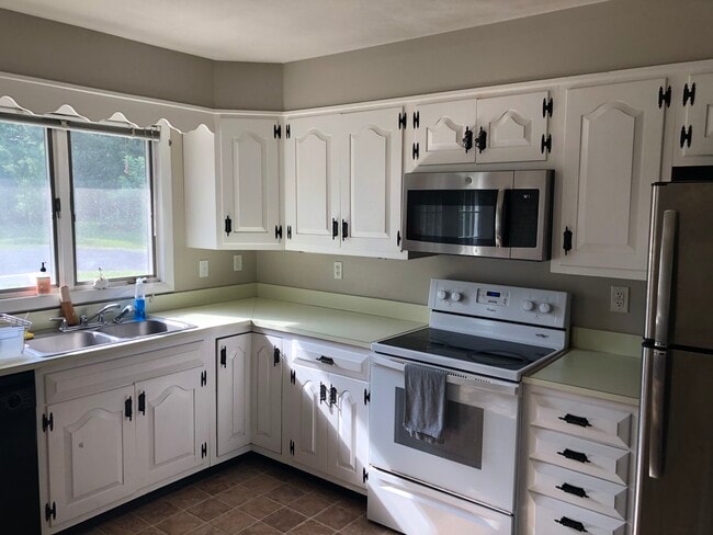 Kitchen - 307 Blackstone Ave
