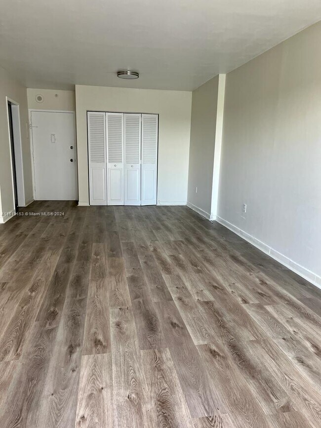 Building Photo - 400 Kings Point Dr
