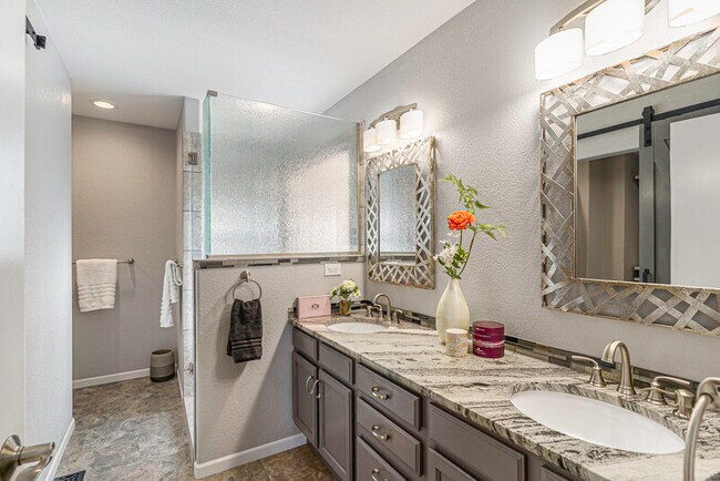 Foto del edificio - 8880 Quail Glen Dr