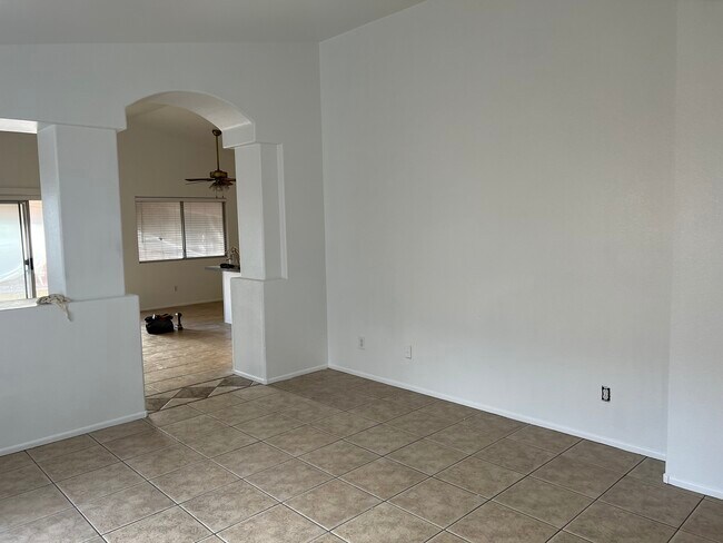 Building Photo - 2817 W Muriel Dr
