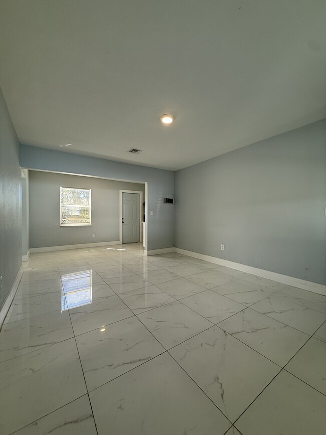 Foto del edificio - 614 N E St