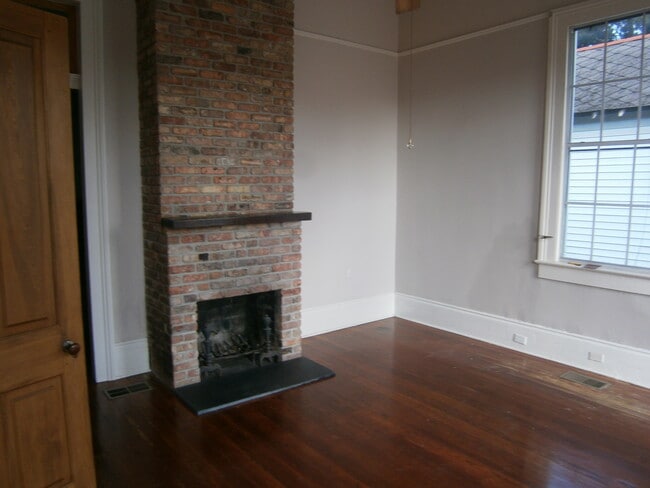 Building Photo - 220 Amelia St