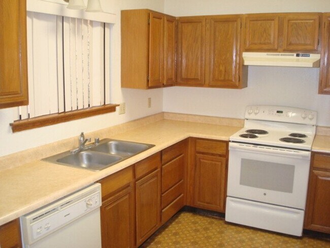 Building Photo - Clean 3 bedroom in Telshor area!