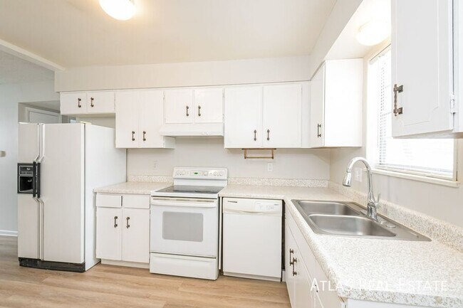 Photo - 331 N Columbine St Apartment