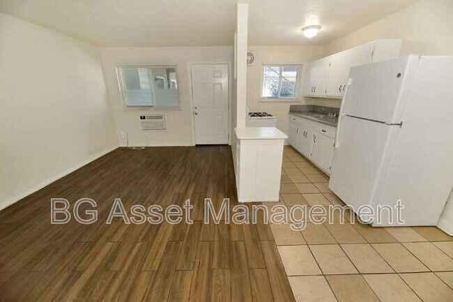 Building Photo - 728 Darina Ave