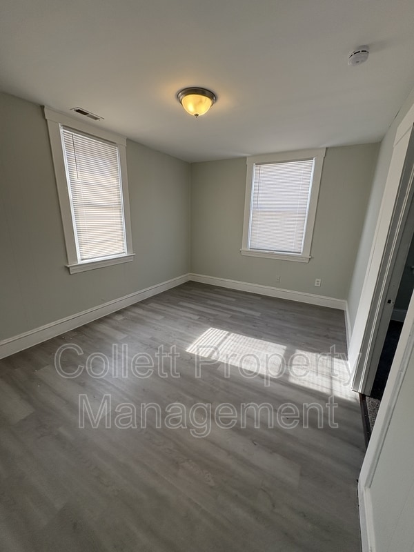 Foto del edificio - 3893 W 23rd St