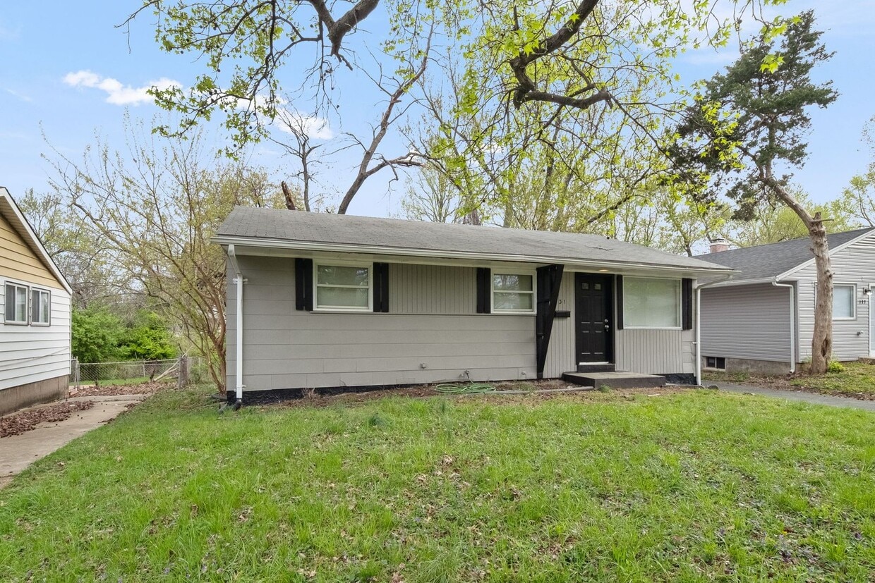 Spacious 3-Bedroom Home with Bonus Room in... - Spacious 3-Bedroom Home with Bonus Room in...