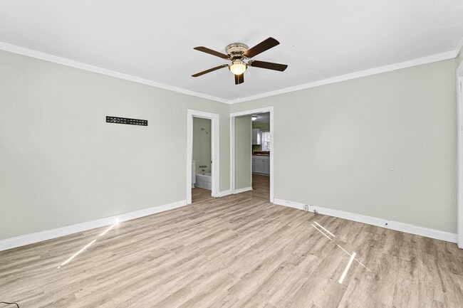 Building Photo - 2005 Walker St