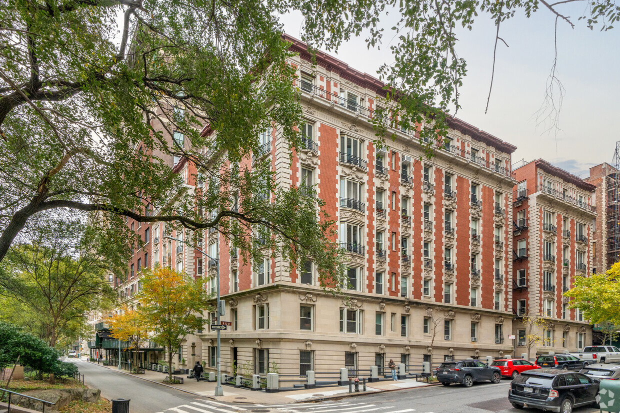 400 Riverside Dr - Fowler Court