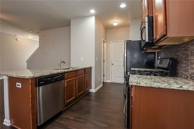 Building Photo - 607 Royal Crest Ct