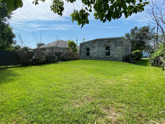 Foto del edificio - 3815 Putnam Dr