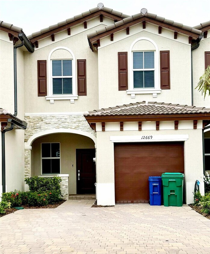 Foto principal - 12669 NW 24th Ave